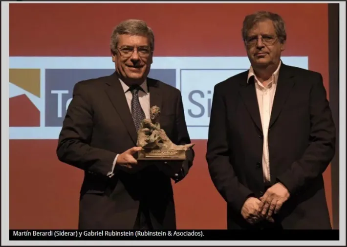 Ganador con la estatuilla del Premio Fortuna